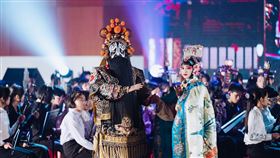 3. 國立臺灣戲曲學院與當地350人聯合華樂團呈現精彩的《愛情_霸王與虞姬》國樂劇場，霸王(于銘賢飾) ，虞姬(丁宛熏飾)　國立臺灣戲曲學院