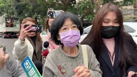 柯妻陳珮琪搭車前往台北看守所，預估是要寄送一些衣物、書籍或生活用品給柯，陳珮琪下車後全程不發一語，並未對柯再度被收押表示意見。