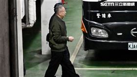 柯文哲被上銬後，解送台北看守所。（圖／記者鄭孟晃攝影）