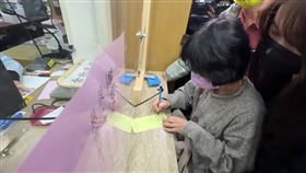 陳佩琪今天下午前往寄送物資，在填寫寄物單時，意外揭露柯文哲目前仍沿用「2772」收容人編號。