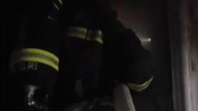 中國一位女學生急著出門上課，忘記關暖氣導致家中失火、消防員急忙將其撲滅。（圖／翻攝自微博）