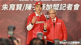 ▲朱育賢加盟味全龍換穿11號球衣。（圖／記者劉彥池攝影）