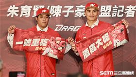 ▲朱育賢、陳子豪加盟味全龍記者會，展示應援毛巾。（圖／記者劉彥池攝影）