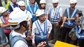 侯友宜今日特別前往視察環狀線復原工程施工情形。（圖／新北市府提供）
