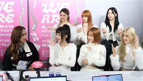 吳姍儒（左）受訪跟幻藍小熊互動。（圖／記者鄭孟晃攝影）