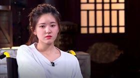 趙露思曾即興表演「坐輪椅的殘障女孩」，演技炸裂讓導師張頌文淚目，暖心說：「露思，願你終生不經歷此事！」。（圖／翻攝自微博）