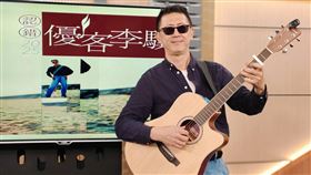 李驥現場彈吉他清唱《認錯》。（圖／年代提供）