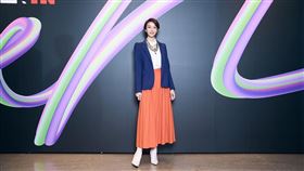 蔡淑臻橙藍撞色穿搭優雅現身尾牙宴。（圖／伊林娛樂提供）