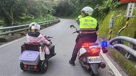 霧鹿派出所所長胡松俊仁（右）擔心阿嬤電動代步車電力及照明不足，下山時一路陪同相隨。（圖／翻攝畫面）