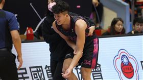 彰化柏力力狀元郎王家昌菜鳥首秀僅打8分鐘就傷退。（圖／籃球協會提供）