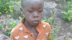 辛巴威一名8歲男孩在野生動物園獨自生存5天獲救。（圖／翻攝自X@mutsamu）