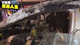 ▲西門町街頭出現一輛異常顯眼的破舊老車，車體不但掉漆變色，車窗邊緣也嚴重破損，只能用膠帶修補。車內還堆滿收生活雜物、垃圾，宛如一棟小型「垃圾屋」。（圖／翻攝YT／中時新聞網）