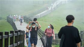 微解封後首假日　民眾出門踏青（3）疫情微解封後首個週末假日，台北地區天氣晴朗，有民眾17日帶著孩子到陽明山擎天崗踏青，享受天倫之樂。中央社記者裴禛攝  110年7月17日