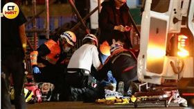 北市政府跨年晚會舞台25日晚間有工人於架設鷹架時不慎跌落身亡，事後傳出該名工人是「救贖方舟」主唱。