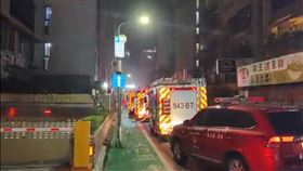 警消緊急到場救援。（圖／翻攝畫面）