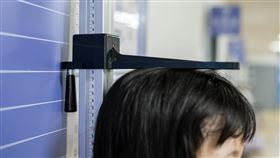 嚴可倫提醒家長可透過3大徵兆觀察小孩是否停止長高。（示意圖，photoAC）