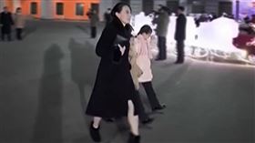 北韓領導人金正恩的胞妹金與正，近日被拍到攜帶兩名兒童參加平壤新年表演，相關畫面被朝鮮中央電視臺播出後，引起不少單位的注意。（圖／翻攝自YouTube）