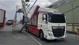 桃園市蘆竹區昨天（3日）發生一起車禍事故，一輛大貨車行經海湖北路時，因鷗翼車門未關閉，不慎撞擊路旁電線桿，導致電線桿斷裂，冒出陣陣火光，這起意外造成部分區域停電，所幸沒有人員傷亡。