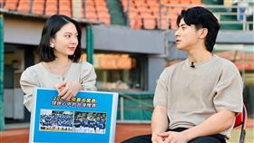 主持人張良瑜（左）讓陳傑憲挑戰快問快答殘酷二選一。（圖／TVBS提供）