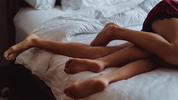 晚間氣溫依舊高，2人怕熱還搬來兩台風扇在旁協助降溫。（示意圖／Pexels）