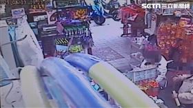 蔡男前往五金行購買西瓜刀，再回到哈密公園追砍友人。（圖／翻攝畫面）