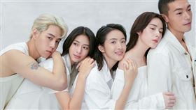 林依晨領軍師弟妹林奕嵐、牧森、袁漠遙、孫麥傑，拍攝2025最新年曆。(圖／周子娛樂提供)