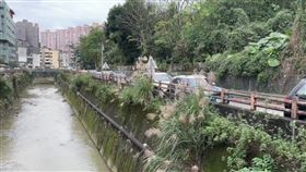 有網友在臉書社團轉發訊息，基隆安樂區建德國中附近發生女學生遭陌生男子勒脖事件，請家長注意孩子下課動向。警方證實，事發後已逮捕還留在現場的涉案男子，全案將依妨害自由罪嫌偵辦。