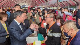 卓榮泰出席更生保護會活動  試吃攤商