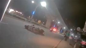 突然掉落的鐵條害騎士摔落在地。（圖／警方提供）