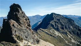 面對爬山未知性  呂忠翰抱持探險心沉著應對登山家呂忠翰認為爬山本來就會遇到很多突發狀況，得想辦法解決並面對，「就跟探險一樣，在許多未知的情況下，思考如何走出下一步」。（公視提供/攝影Katie Chen）中央社記者葉冠吟傳真  112年6月27日