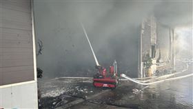 新竹鐵皮工廠失火，消防人員射水搶，目前火勢已控制。（圖/翻攝畫面）