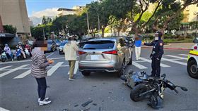 騎士直行經過路口，卻慘遭轉彎車撞飛。（圖／警方提供）