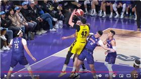 ▲蔡宸綱勾住沃許本（Jason Washburn）並翻摔在地。（圖／翻攝自TPBL官方頻道）