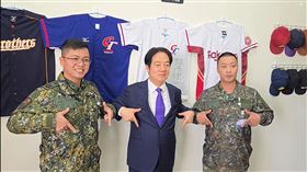 賴清德總統和國軍在球衣前合影。（圖／軍聞社提供)