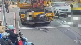 工程車疑因油管破裂，造成路面上全是油漬。（圖／翻攝畫面）