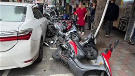 多台機車被撞得體無完膚。（圖／翻攝畫面）