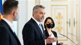 奧地利總理內哈默宣布強制接種政策奧地利總理內哈默（中）16日宣布將立法強制成年民眾接種COVID-19疫苗。（BKA/Christopher Dunker提供）中央社記者林育立柏林傳真  111年1月17日