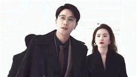 彭冠英（左）在《玫瑰的故事》飾演劉亦菲的初戀男友（圖／翻攝微博）