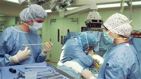 女腹部腫大！「體內睪丸病變」長20公分瘤