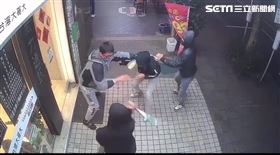 馬男等3人在北市超商門口搶走車手面交的100萬元現金。（圖／翻攝畫面）