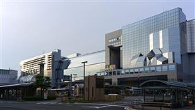 1997年落成的JR京都車站，是由建築大師原廣司所設計。（圖／作者663highland，C.C. Lisence）https://commons.wikimedia.org/wiki/File:130609_Kyoto_Station_Kyoto_Japan03s3.jpg#/media/File:130609_Kyoto_Station_Kyoto_Japan03s3.jpg