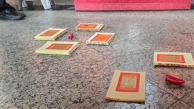 300年多來首見！金門浯島城隍廟擲出「立筊」。（圖／翻攝自金門浯島城隍廟臉書）