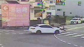 行人地獄,苗栗,嬤孫,過馬路,車禍（圖／翻攝畫面）