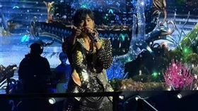 周杰倫在杜拜開唱吸引大批華人粉絲（圖／翻攝微博）