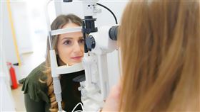 驗光師，配眼鏡，眼鏡行。(圖/Pixabay)