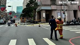 新北女子行經新台五路一段某大樓時，突遭外牆脫落磁磚砸頭送醫。（圖／翻攝畫面）