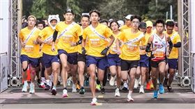 TEAM ASICS周鴻宇和楊皓評帶領千名跑友熱力開跑。（圖／品牌業者提供）