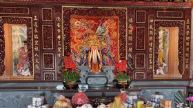 桃園平鎮「福正宮」福德正神安座典禮隆重舉行　傳承信仰凝聚社區力量，安座典禮讓民眾貼金箔，成為全台第一個實施「供金賜福」的土地公。（圖／邱彥龍提供）