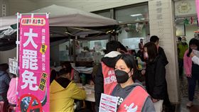 桃園罷免牛煦庭行動  假日連署人潮踴躍「桃園罷牛，桃汰牛氓」罷免國民黨立委牛煦庭活動在蘆竹區南崁多加教會進行，5日適逢假日，連署人潮踴躍。（桃園第一選區罷免牛煦庭公民團體領銜人陳曉煒提供）中央社記者吳睿騏桃園傳真  114年1月5日