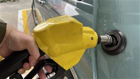 中油汽柴油將各降1角  95無鉛價格創逾1年新低國際油價走跌，台灣中油持續啟動油價平穩雙機制，21日凌晨零時起汽、柴油將各調降1角，其中汽油價格已連4週調降，發油量最大的95無鉛汽油每公升降至30.3元，更創逾1年新低價。圖為台北市民營加油站。中央社記者王飛華攝  113年10月20日